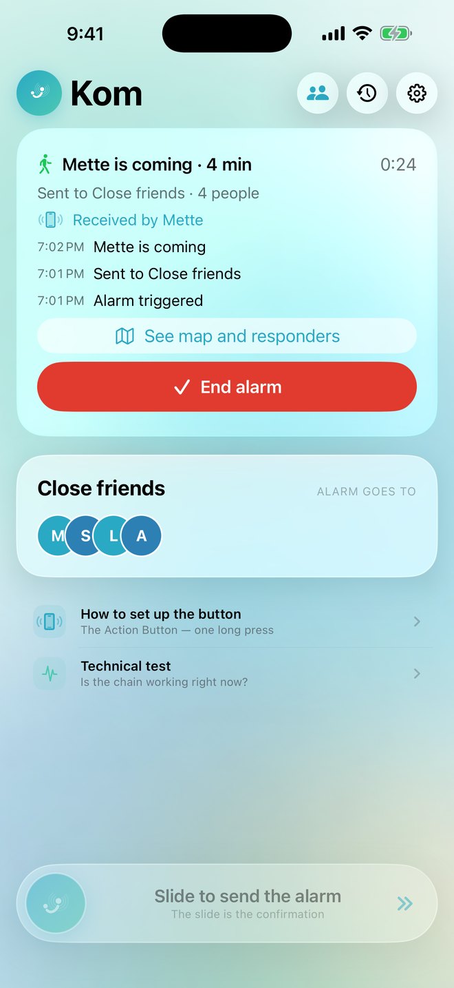 Kom su iPhone: la schermata principale mentre l’allarme è attivo. In alto “Mette arriva · 4 min” con il percorso sotto, poi Guarda la mappa e chi risponde e Termina allarme. In basso c’è il pulsante da scorrere.
