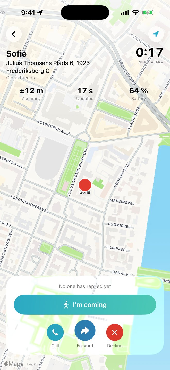 Kom su iPhone: la schermata del destinatario. Mappa con un punto rosso su Sofie, il suo indirizzo e il tempo dall’allarme, valori per precisione, aggiornamento e batteria, e in basso i pulsanti Arrivo, Chiama, Inoltra e Rifiuta.